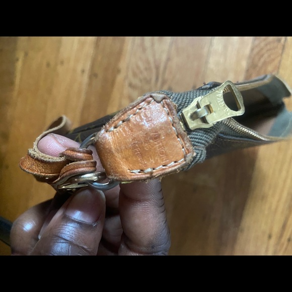 Louis Vuitton Pochette wristlet . - Picture 2 of 6